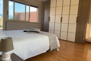Posteľ alebo postele v izbe v ubytovaní THE ATTICO MILAZZO