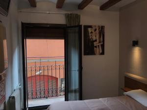 a bedroom with a window with a view of a balcony at Hostal Radio Barcelona in Barcelona