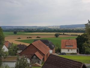 een luchtzicht op een dorp met huizen en velden bij Ferienwohnung Weserblick in Hessisch Oldendorf