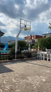 un aro de baloncesto en un patio con una valla en Boccy Brothers en Formia