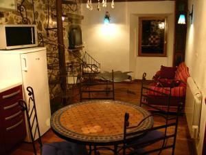 Habitación con sillas, mesa y cocina. en Maison Le Rêve, en Evisa