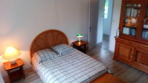 sypialnia z łóżkiem i dwoma stołami z lampkami w obiekcie Kermaner w mieście Tréveneuc