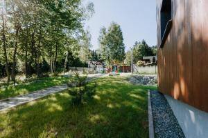Vonkajšia záhrada v ubytovaní Apartament JODEŁKA