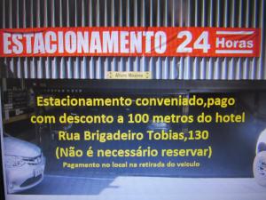 un letrero en un estante de una tienda en Hotel Salomão - Próximo a 25 de Março, Bom Retiro, Brás e Rua Santa Efigênia, a 2 minutos do Mirante Sampa Sky e pista de Skate Anhangabaú en São Paulo
