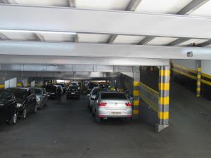 un aparcamiento con coches aparcados en un garaje en Hotel Salomão - Próximo a 25 de Março, Bom Retiro, Brás e Rua Santa Efigênia, a 2 minutos do Mirante Sampa Sky e pista de Skate Anhangabaú en São Paulo