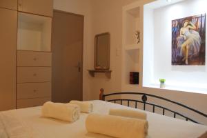 a bedroom with a bed with two towels on it at VAKIS APARTMENTS 5 in Romanón