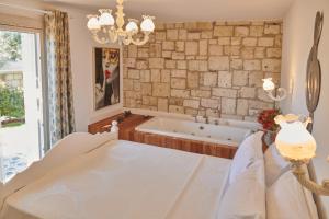 A bed or beds in a room at Gobene Alacati
