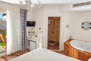 A bed or beds in a room at Gobene Alacati
