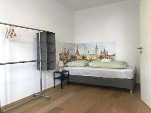 Schlafzimmer mit einem Bett mit Wandgemälde in der Unterkunft Townus Apartments Wiesbaden in Wiesbaden