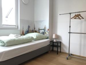 1 dormitorio con cama y ventana en Townus Apartments Wiesbaden, en Wiesbaden