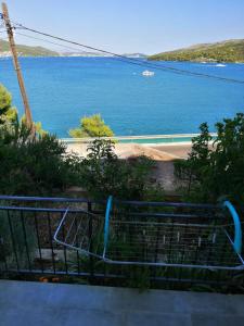 Afbeelding uit fotogalerij van Apartmani Skalinada in Marina +44 foto's