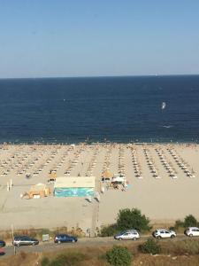 a beach with a lot of cars parked on it at Apartament Plaja Golful Pescarilor in Constanţa