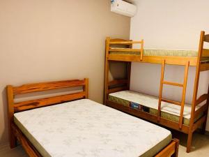 Двухъярусная кровать или двухъярусные кровати в номере Apto Funcional próximo a Orla do Centro HS5