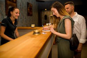 Goście zatrzymujący się w obiekcie Hotel Vineyard Inn - Szőlőskert