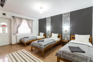 A bed or beds in a room at Airport Károly Centrál