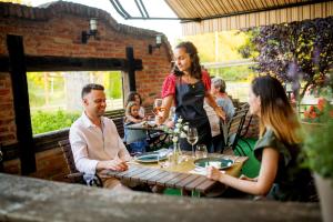 Goście zatrzymujący się w obiekcie Hotel Vineyard Inn - Szőlőskert