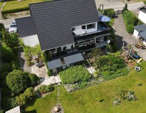 uma vista superior de uma casa com um jardim em Haus Stammecke em Winterberg