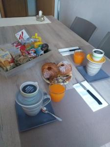 una mesa con comida para el desayuno y bebidas en ella en Bella Posada B&B en Buggerru