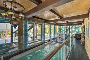 - une piscine intérieure dans une maison aux parois de verre dans l'établissement Luxe Beachfront Villa with Indoor Pool and Gulf View, à Englewood