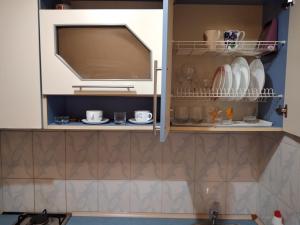 una cocina con un armario con platos y platos en Apartment on Khristo Boteva Street, en Chişinău