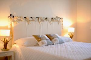 Una cama o camas en una habitación de Residenze Gli Ulivi 70 fotos más