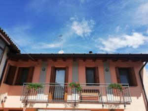 a building with a balcony with plants on it at Casa Vacanze Gaia in Cividale del Friuli