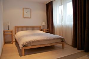 1 dormitorio con cama y ventana grande en Castello, en Saas-Fee