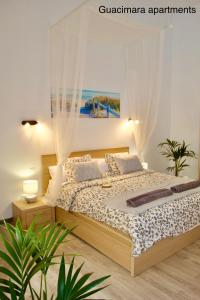 Postel nebo postele na pokoji v ubytování Guacimara Apartments