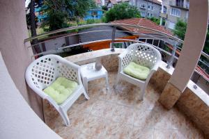 Balkón nebo terasa v ubytování Приятелската къща