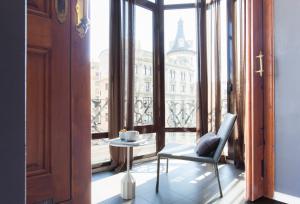 A seating area at DestinationBCN Universitat Apartments