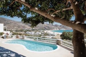 una piscina con vistas a la playa en Manthos Place, en Mylopotas