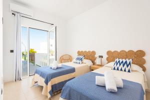 een slaapkamer met twee bedden en een balkon bij Villa Galerna in Son Bou +41 foto's