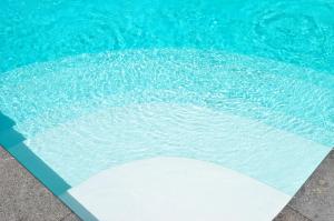 un cierre de una piscina con agua azul en Villa Fataga - Unique villa with heated pool, en Fátaga