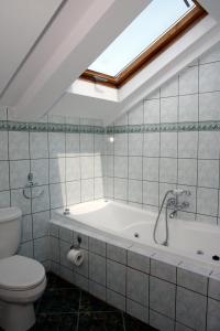 Ванная комната в Zajazd nad Zalewem Dzibice -Pensjonat, Agroturystyka