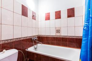 Ένα μπάνιο στο Квартира на вулиці Федорова 29 біля Площі Ринок Підвальна +10 φωτογραφίες