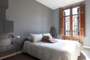 A bed or beds in a room at DestinationBCN Universitat Apartments