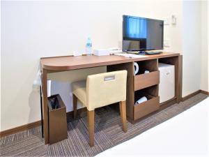 横浜市にあるSHIN YOKOHAMA SK HOTEL - Smoking - Vacation STAY 86105のデスク(テレビ付)、椅子が備わります。