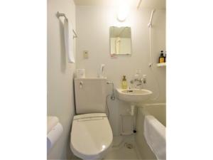 een witte badkamer met een toilet en een wastafel bij SHIN YOKOHAMA SK HOTEL - Non Smoking - Vacation STAY 86092 in Yokohama