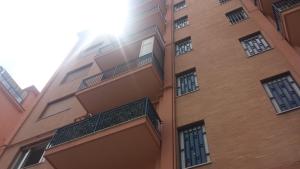 een gebouw met balkons aan de zijkant bij B&B Galileo in Napels