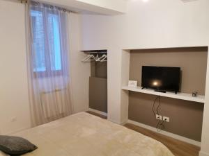 Telewizja i/lub zestaw kina domowego w obiekcie Fabretti House - Centro storico