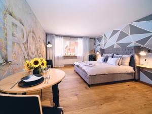 a bedroom with a large bed and a table with a table sidx sidx at Derby 14 in Arosa