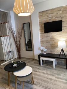 TV a/nebo společenská místnost v ubytování Christina Apartments
