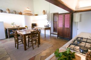 a kitchen and dining room with a table and a stove at Agroturismo Son Sant Andreu in Petra