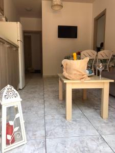 Μια τηλεόραση ή/και κέντρο ψυχαγωγίας στο Κώστας Διαμέρισμα +8 φωτογραφίες