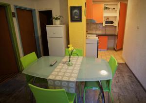 una cucina con tavolo e vaso di fiori di Sea view apartment Lovran a Lovran (Laurana)