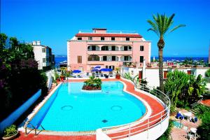 Вид на бассейн в Hotel Mare Blu Terme или окрестностях