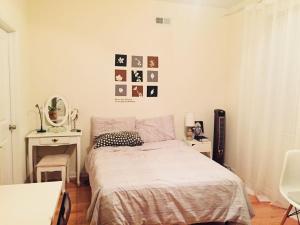 1 dormitorio con cama y mesa con espejo en Cozy bedrooms at University City in Philadelphia, en Filadelfia