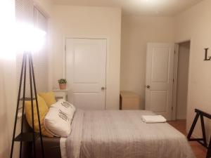 ein Schlafzimmer mit einem Bett mit einem Kissen darauf in der Unterkunft Cozy bedrooms at University City in Philadelphia in Philadelphia
