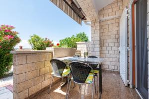 eine kleine Terrasse mit einem Tisch und Stühlen in der Unterkunft Apartments Bellistra Labin in Labin