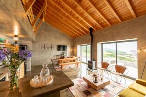 a living room with a couch and a table at Rosa Chá in Santo Amaro
